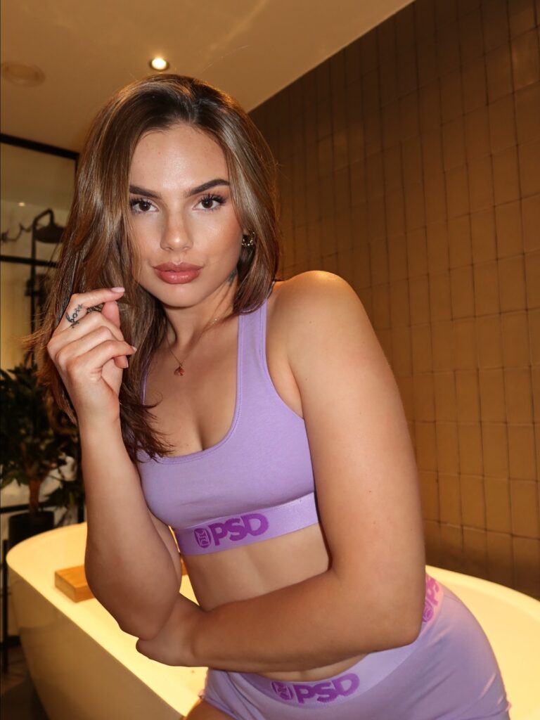 Fldailyx (Famke Louise) | Ontdek haar wereld en socials - Galerij foto 1